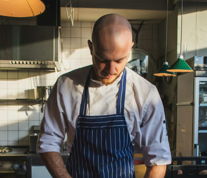 Professionnelle de la restauration souriante en cuisine