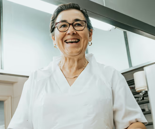 Cuisinier professionnel préparant un service en cuisine